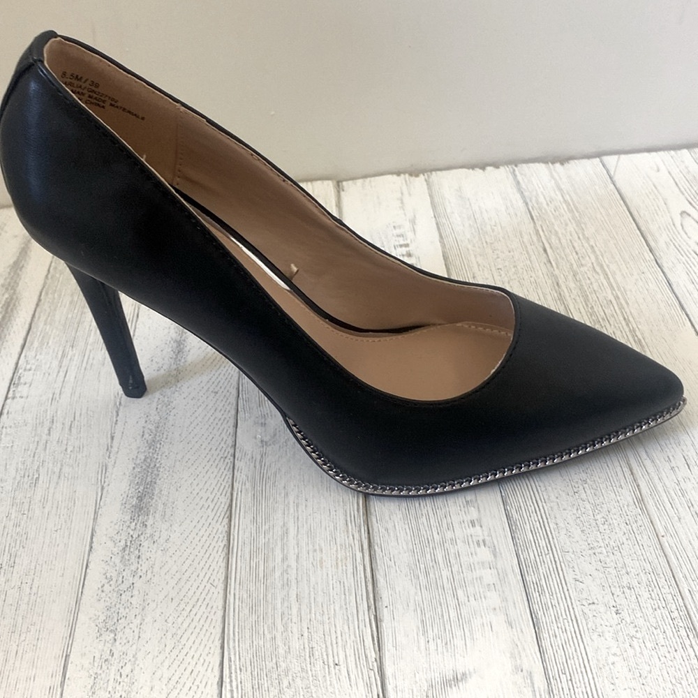 🆕 BCB GENERATION Black HARLIA Pumps with Front Silver Chain Accent. - Picture 3 of 12